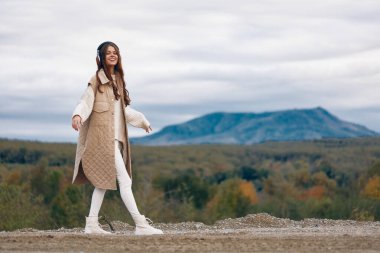 Dağ Melodileri: Bir Kadın Açık havada Dans Macerası, Baharda Müzik Dinliyor