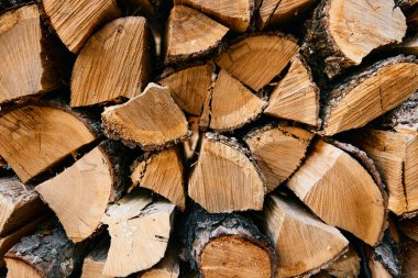 Doğranmış odun yığınına yakın çekim, dışarıda düzgün bir yığın halinde odun yığılmış.