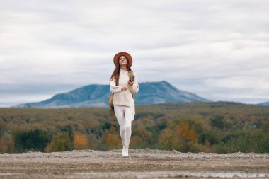 Doğadaki Gülümseyen Maceracı, Siberuzayda Telefonla Selfie Çekiyor