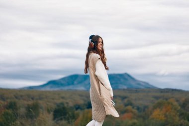 Dağ Melodileri: Bir Kadın Neşeli Açık Hava Dansı, İlkbahar Mutluluğu ve Seyahat Özgürlüğü ile çevrili