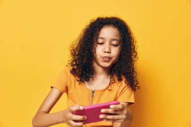 Çocuk kadın çocukluk mesajı cep telefonu akıllı telefon Afrikalı çocuk internetteki afro sosyal kadın güzel kadın cep telefonu