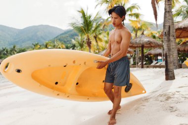 Eğlence Yolculuğu: Tropikal Sahilde Kano Macerası