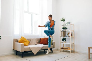 Neşeli Kadın Ev İçi 'nde Zıplıyor ve Dans Ediyor.