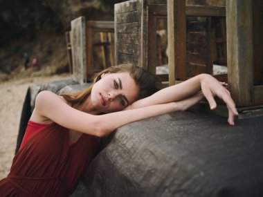 Denizde yüzdükten sonra ıslak elbiseli bir kadın bir ada sahilinde poz veriyor. Yüksek kalite fotoğraf