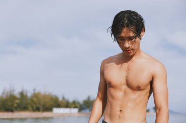 Tropikal Okyanusta Yüzmenin ve Güneşin tadını Çıkartan Aktif Asyalı Adam: Boş ve Mutluluk