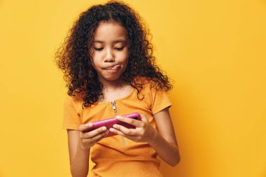 Şirin kız cihazı, internetteki küçük kız, çocukları, cep telefonlarını, cep telefonlarını, cep telefonlarını, iletişimi, çocukluk teknolojisi, mobil arka plan çocuklarını arıyor.