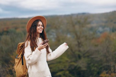 Dağ Kadını Telefon Görüşmesi: Doğadaki Özgürlük ve Macerayı Yakalamak