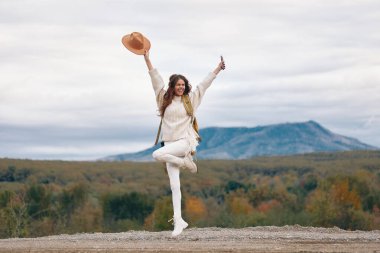 Dağ Kadını Telefon Çağrısı: Güzel Dışarıda Macera ve Özgürlük