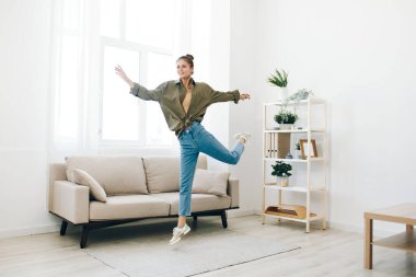 Neşeli Ev Yaşamında Kaygısız Kadın Neşeyle Zıplıyor