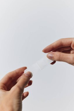 Beyaz arka planda iki el kağıt tutuyor..