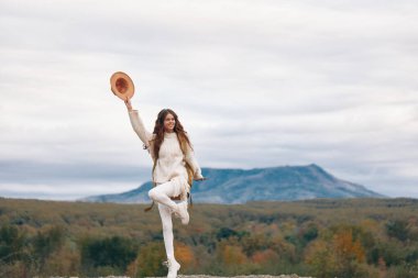 Dağ Macerası: Gülümseyen Kadın Doğada Özgürlüğü Telefonunda Selfie ile Yakalıyor