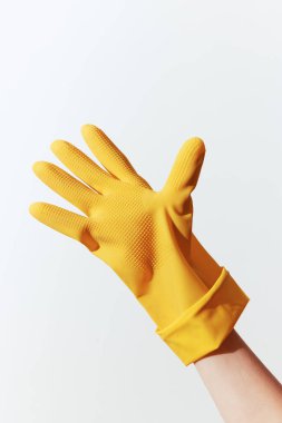 Beyaz arka planda sarı lastik eldiven, izole edilmiş. kopyalama alanı.