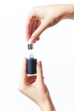 Beyaz arka planda izole edilmiş beyaz kapaklı küçük şişe..