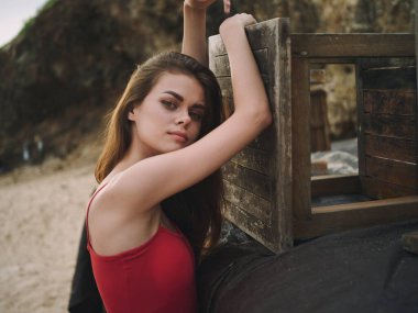 Sahilde deniz gezisinde hüzünlü bir portresi olan genç bir kadın. Yüksek kalite fotoğraf