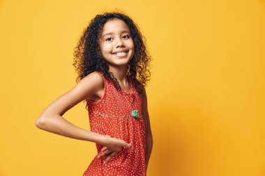 Çocuk kadın sarı küçük okul gülümsemesi neşe saçlar genç kadın portre küçük kadın moda güzellik çocukluk tatlı arka plan neşeli kız çocuklar