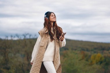 Dağ Melodileri: Doğanın Ortasında Bir Kadın Ritmi