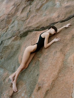 Şehvetli Yaz Güzeli: Plaj Kayası 'nda Seksi Mayo Giyen Sıska Kadın.