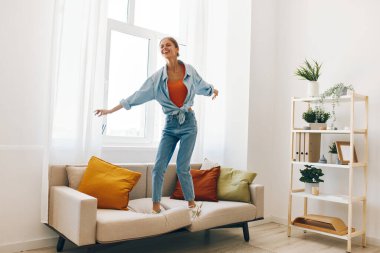 Neşeli Bir Eve Atlayan Heyecanlı Kadın: Oyuncu Yaşam Tarzı