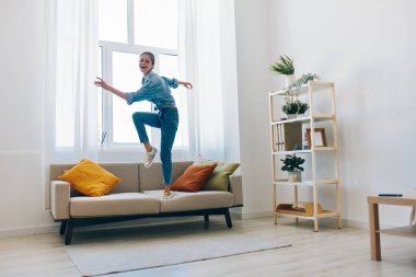 Neşeli Zıplama: Kaygısız Bir Kadın Güzel Evinde Müzikle Dans Ediyor