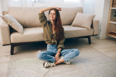Modern Daire 'de Rahat Rahatlama: Mutlu Kadın Rahat Kanepeli Huzurlu Oturma Odası