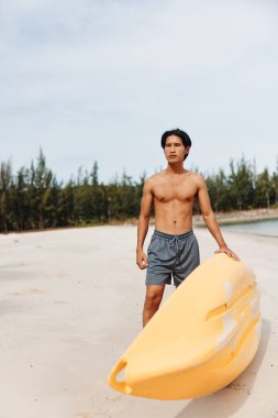 Plaj Kayağı: Asyalı Adam Tropikal Ada 'da Aktif Yaz Tatilinin Tadını Çıkartıyor