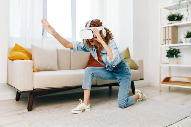 Gülümseyen Kadın Evde Sanal Gerçeklikten Hoşlanıyor: Fütürist VR Gözlükleri ve Kanepe