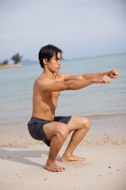 Kas yığını Asyalı atlet Sunset 'te Plaj Kardiyo Antrenmanının keyfini çıkarıyor