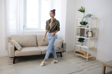 Neşeli Kadın Rahatlatıcı Bir Evde Zıplıyor, Müzik Dinliyor ve Koltukta Dans Ediyor