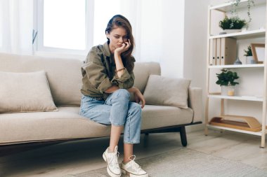 Stresli Kadın Üzgün Koltukta Umutsuzluk Düşünüyor, Evdeki Zihinsel Sağlık Sorunlarından Endişeli ve Üzgün