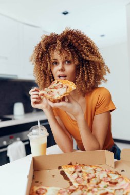 Kıvırcık saçlı, Lezzetli Pizza Dilimi Açık Pizza Kutusunun Önünde