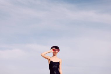 Gülümseyen Kadın Kırmızı Moda Maskesiyle Şnorkelleniyor, Eğlence Dolu Tatil Portresi.