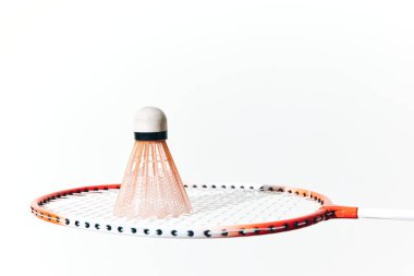 Badminton raketi ve mekik horozu beyaz arka planda izole edilmiş. Badminton oynamak için spor malzemelerinin 3D çizimi.