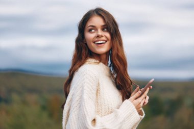 Dağ Bağlantısı: Genç Bir Kadın Doğada Maceracı Selfie Yolculuğu