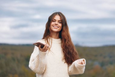 Dağ Kadını: Doğadaki Bağlantıyı ve Macerayı Kucaklamak