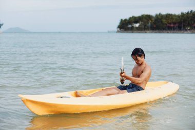 Mutlu Asyalı Adam Tropikal Cennet 'te kayak yapıyor, Plajda Yaz Tatilinin tadını çıkarıyor