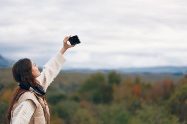 Siberuzayda Gülümseyen Maceraperest Gezgin, Telefondan Güzel Dış Sahne Ortası 'nda Selfie Çekiyor