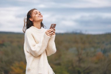 Dağ Telefonu Çağrısı: Doğada Maceracı Selfie, Siber uzayda Özgürlük ve Bağlantı Deneyimi.