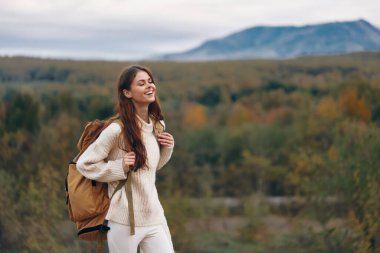 Dağ Macerası: Uçurumda Gülümseyen Kadın Doğayı ve Özgürlüğü Kucaklıyor