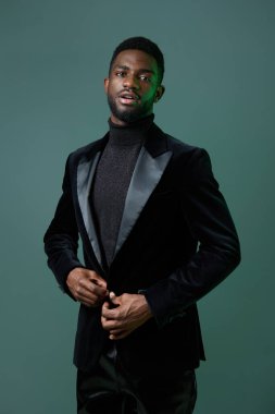 Zarif siyah balıkçı yaka ve smokin ceket giyen özgüvenli bir Afro-Amerikan erkeği zarafet ve entelektüellik yayar..