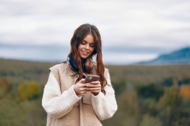 Dağ Kadını Telefon Çağrısı: Doğadaki Macera ve Özgürlük.