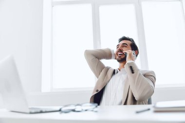 Kafkas adam mobil bej dizüstü bilgisayar telefon ofis yaşam tarzı internet teknolojisi cep telefonu iş adamı telefon çekici bilgisayar yöneticisi erkek mutlu
