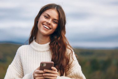Dağ Kadını: Özgürlük ve Doğa ile Bağlanmak, Macera Yakalamak ve Sanal Alan Gülümsemesi ile Selfie Çekmek.