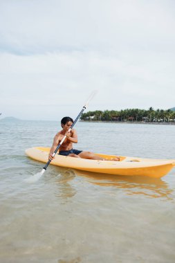 Yaz Tatili İçin Tropik Plajda Mutlu Asyalı Kano Yüzdüren Adam
