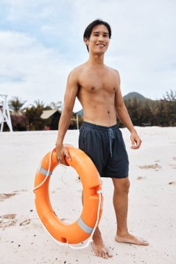 Yaz Güvenliği: Mavi Nöbet Kulesi 'ndeki Alarm Cankurtaranı Sahil Tatil Köyü' nde Lifebuoy ile koruyor.