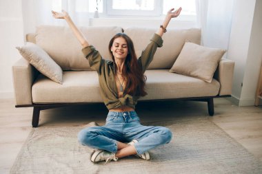 Rahat bir ev: Rahat bir dairede modern bir koltukta dinlenen mutlu bir kadın