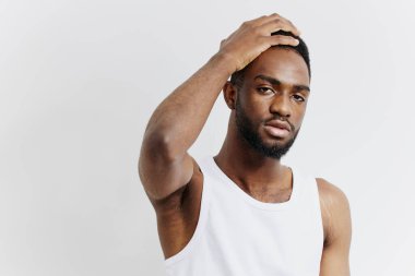 Kolsuz gömlekli genç adam hayal kırıklığı içinde başını kavrıyor. Kişisel bir anda stres ve duygusal karmaşa yaşıyor..