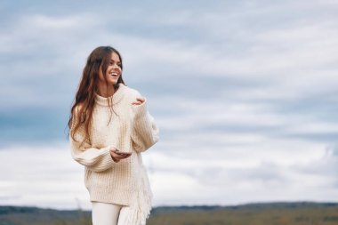 Dağ Macerası: Gülümseyen Kadın Telefonuyla Doğayı Ele Geçiriyor.