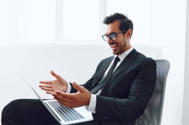 Erkek iş adamı, erkek, masa başı girişimcisi, beyaz ofis iş adamı, teknoloji yöneticisi, dizüstü bilgisayarda çalışan, duygu yüklü, mutlu yetişkin işi arayan...