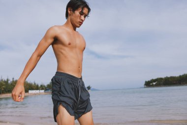 Sahilde Koşan Aktif Asyalı Adam Spor Yaşam tarzını Kucaklıyor