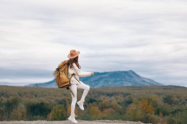 Dağ Maceracıları Siber Uzay Yolculuğu: Doğada Özgürlük İçin Gülümseyen Kadın Selfie